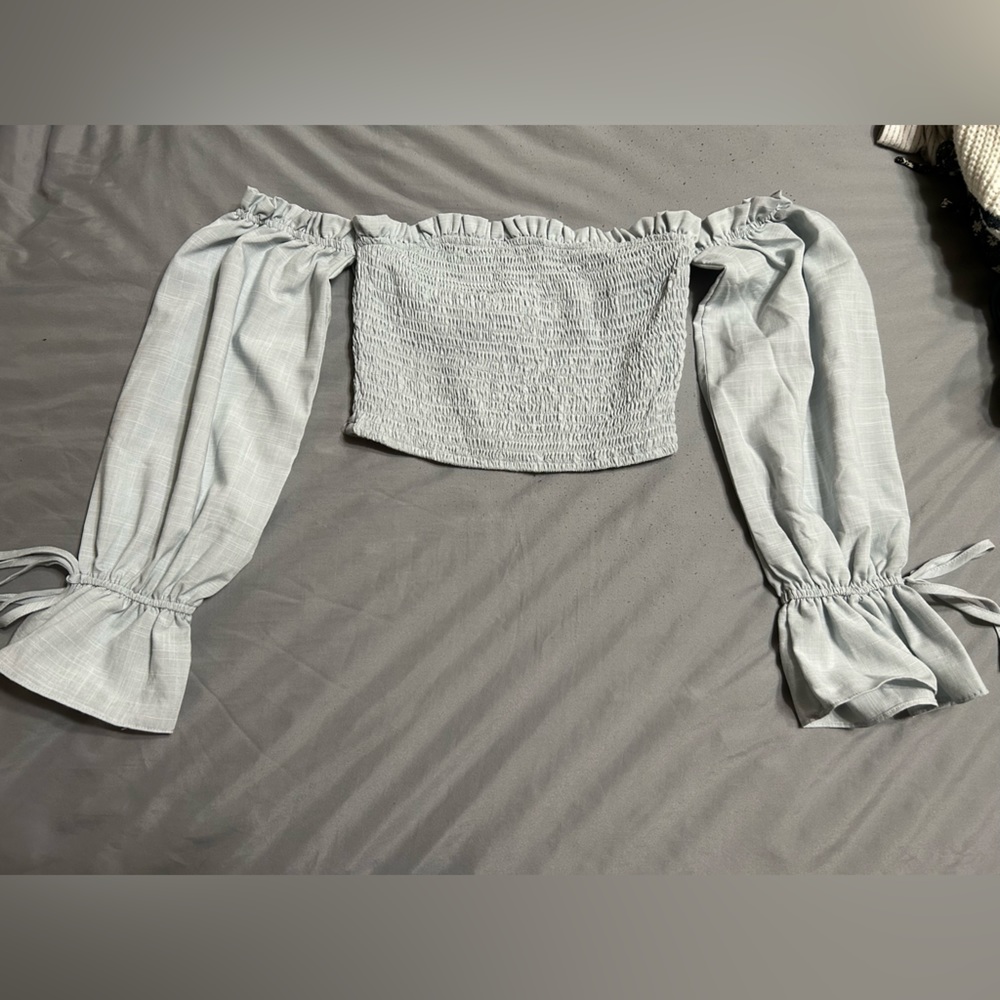 Women’s long sleeve cropped shirt. Size small